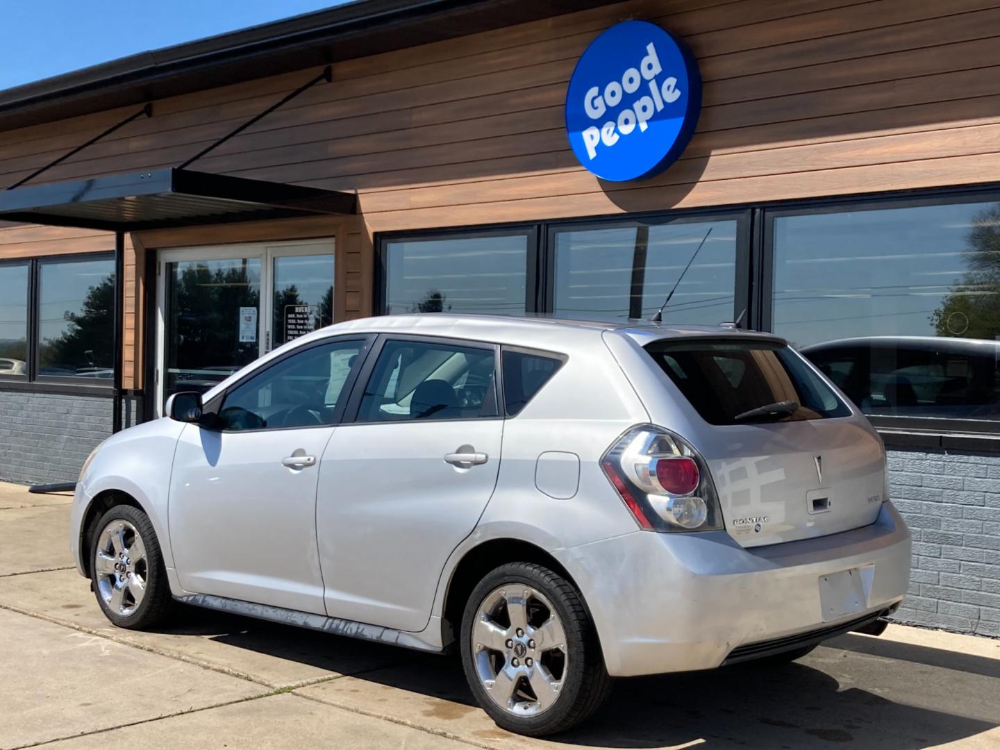 2009 Bright Silver Met Pontiac Vibe 2.4L (5Y2SP67099Z) with an 2.4L L4 DOHC 16V engine, 4-Speed Automatic Overdrive transmission, located at 1800 South Ihm Blvd, Freeport, IL, 61032, (815) 232-5543, 42.278645, -89.607994 - Photo#2